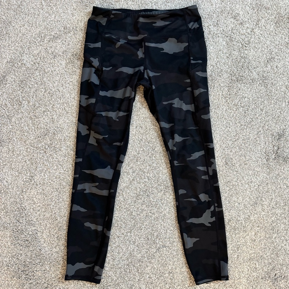 Athleta Camo Contender 7/8 Tight Women's Size S Black Zip Pockets Activewear